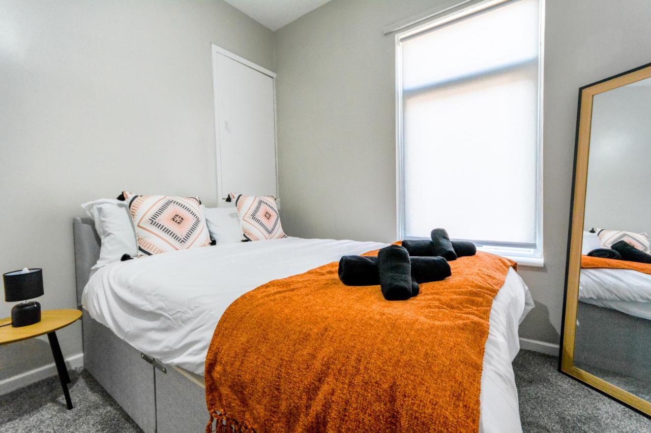 With Alexandra - Free Parking - Free Wifi Superb Location