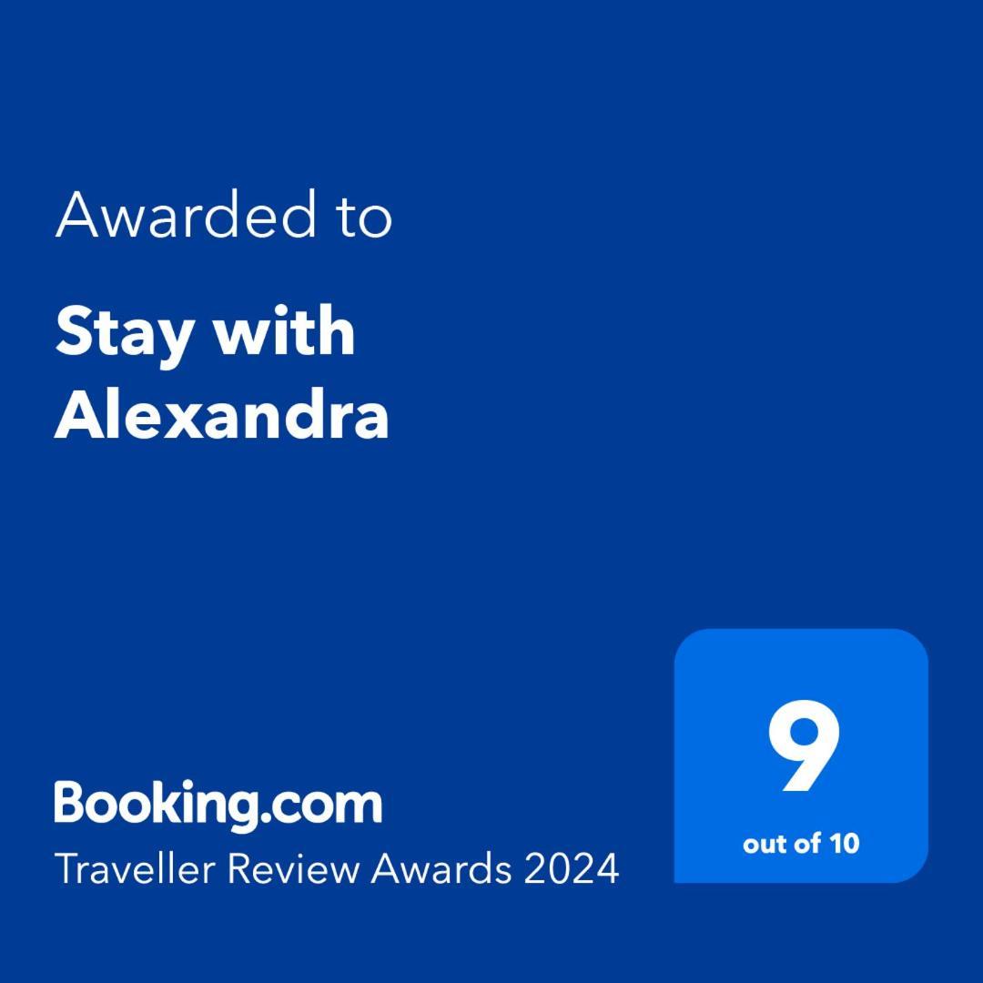 With Alexandra - Free Parking - Free Wifi Superb Location Holiday home *