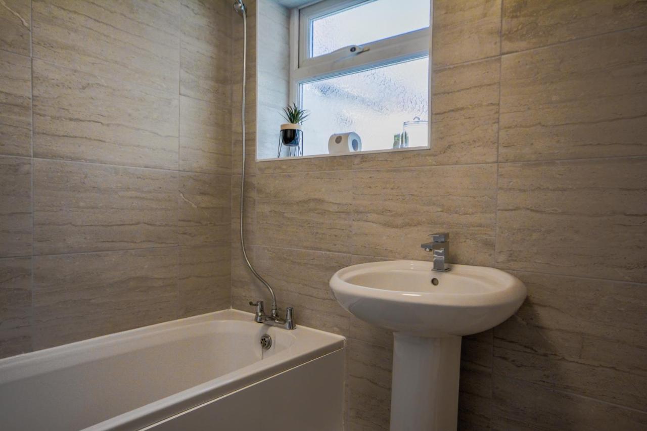 With Alexandra - Free Parking - Free Wifi Superb Location Ливерпуль