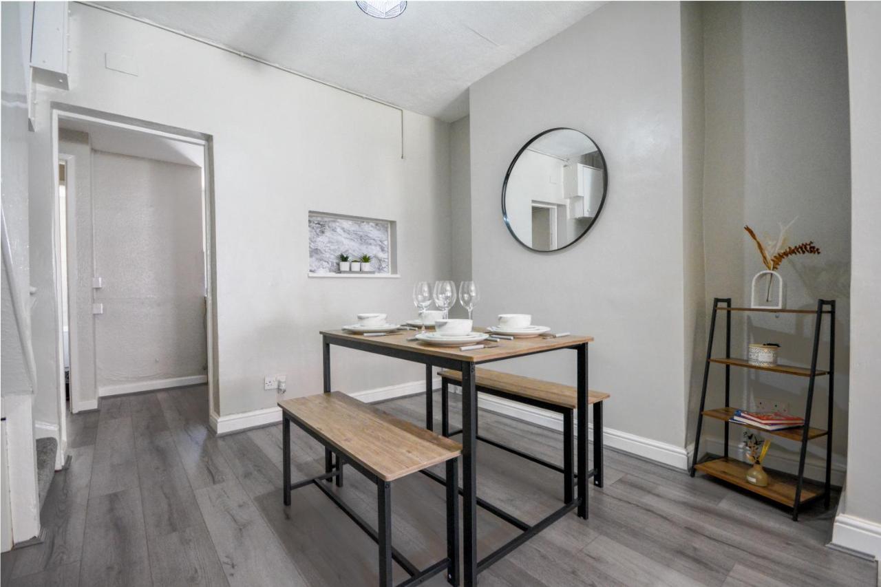 With Alexandra - Free Parking - Free Wifi Superb Location